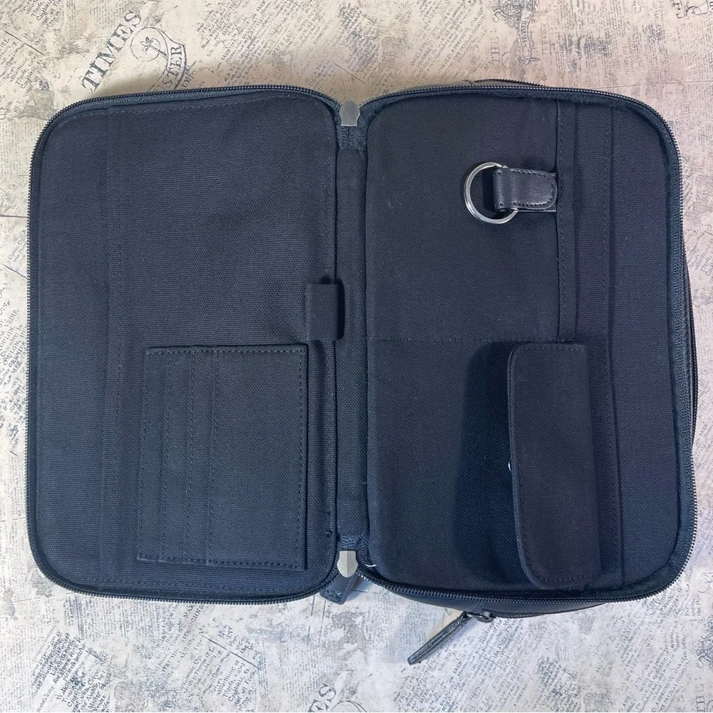 Calvin Klein Soft Travel T Clutch/organizer